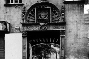 Porta principal de l'antic Hospital de la Santa Creu, a principis del segle XX